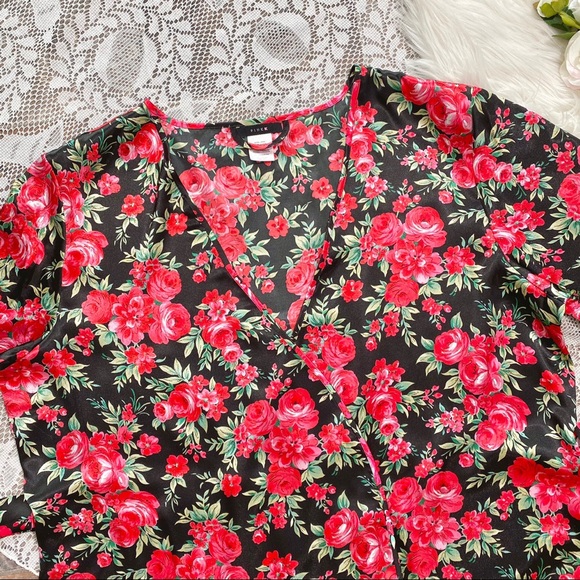 Y2K black and red flower print satin robe - Picture 2 of 4